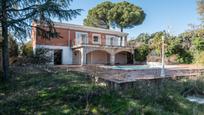 Vista exterior de Casa o xalet en venda en Villa del Prado amb Calefacció, Jardí privat i Terrassa