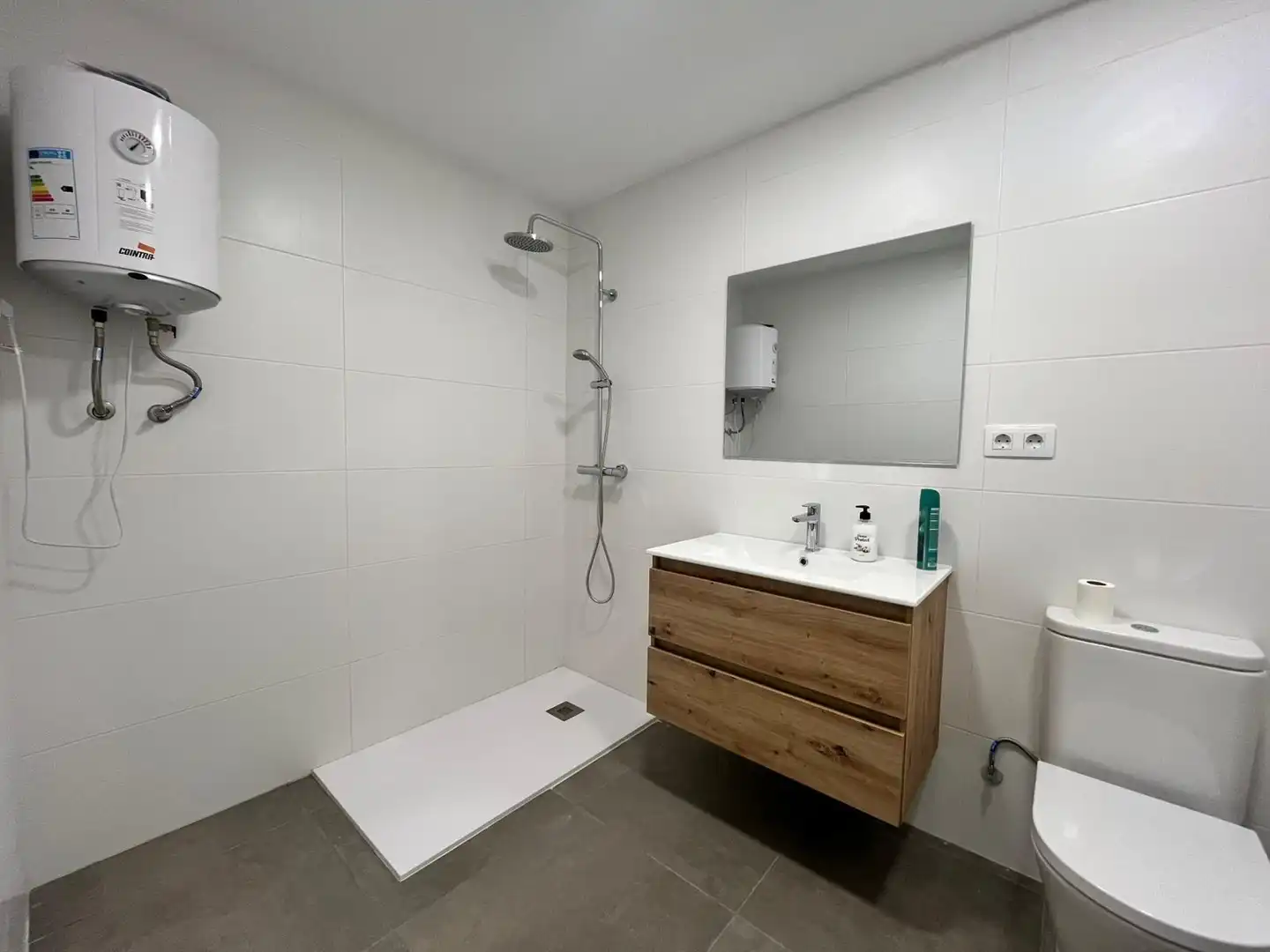 Badezimmer von Fabrikhallen zur Miete in Zaratamo