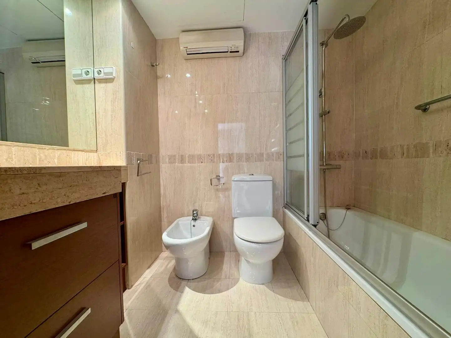 Baño de Piso en venta en Barcelona con Aire acondicionado, Calefacción y Terraza