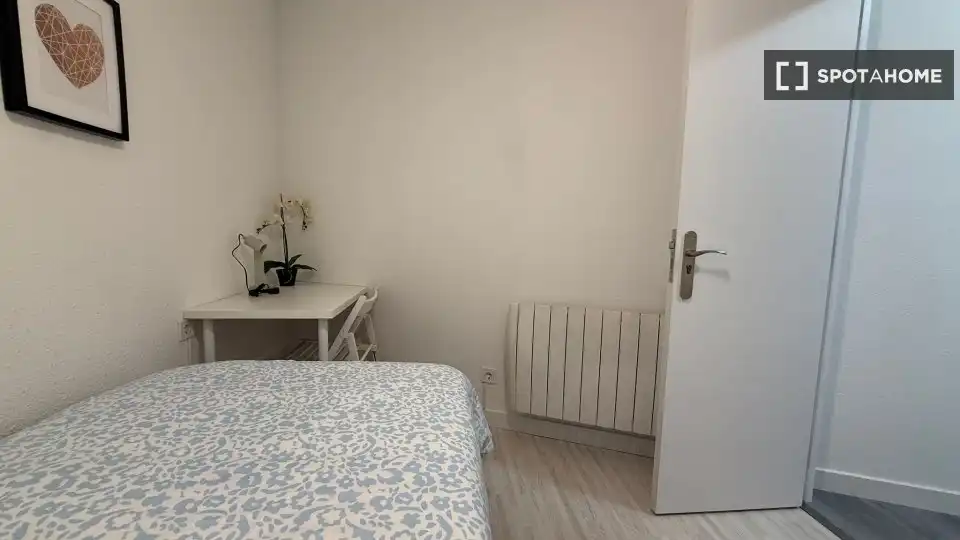 Bedroom of Flat for rent in Madrid  with Air Conditioner, Heating and Furnished