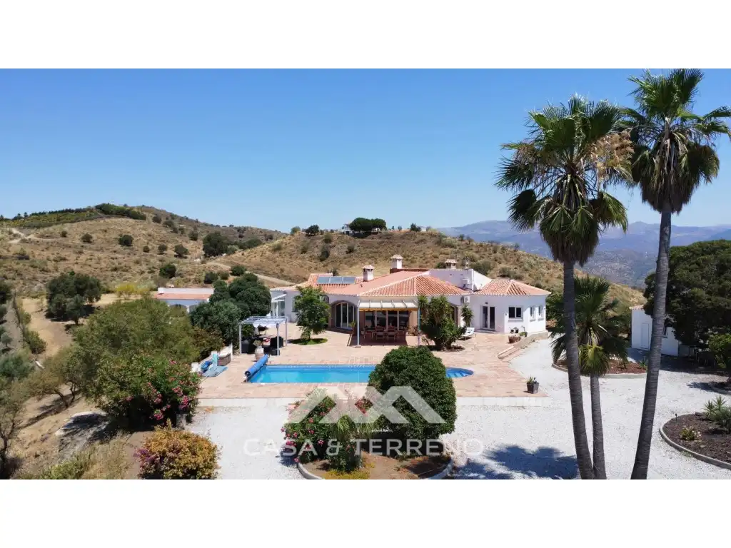 Vista exterior de Casa o xalet en venda en Vélez-Málaga amb Aire condicionat, Jardí privat i Terrassa