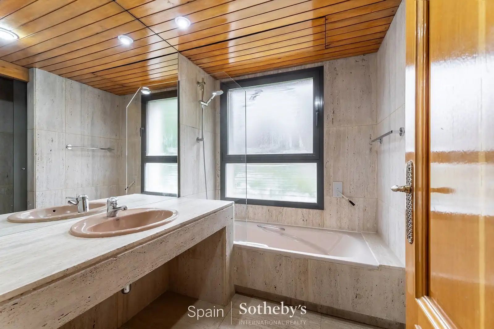 Bathroom of Houses for rent in Madrid  with Air Conditioner, Heating and Private garden