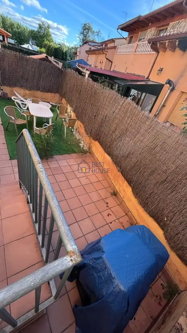 Terrassa de Casa adosada en venda en Sariegos amb Calefacció, Parquet i Terrassa