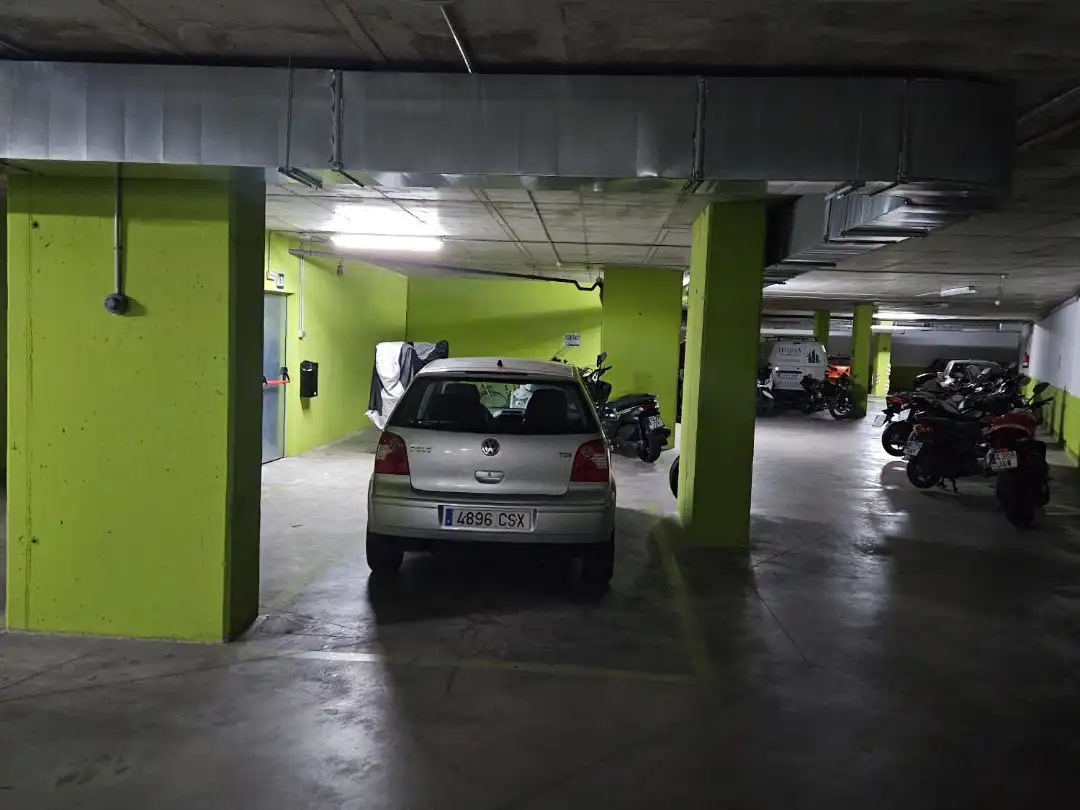 Parkplatz von Garage zur Miete in Madrid mit Alarm
