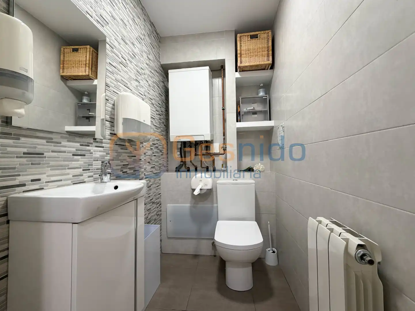 Bathroom of Commercial properties for rent in Segovia  with Air Conditioner