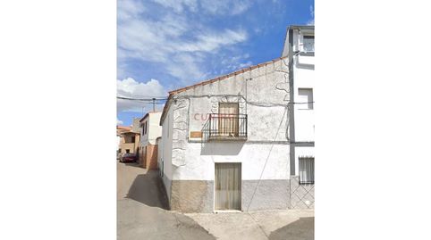 Venta de casa situada en la localidad de Valdefuentes, Cáceres.