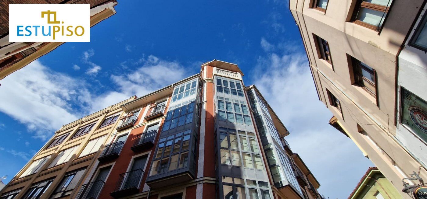Vista exterior de Pis en venda en León Capital  amb Calefacció i Balcó