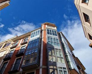 Vista exterior de Pis en venda en León Capital  amb Calefacció i Balcó