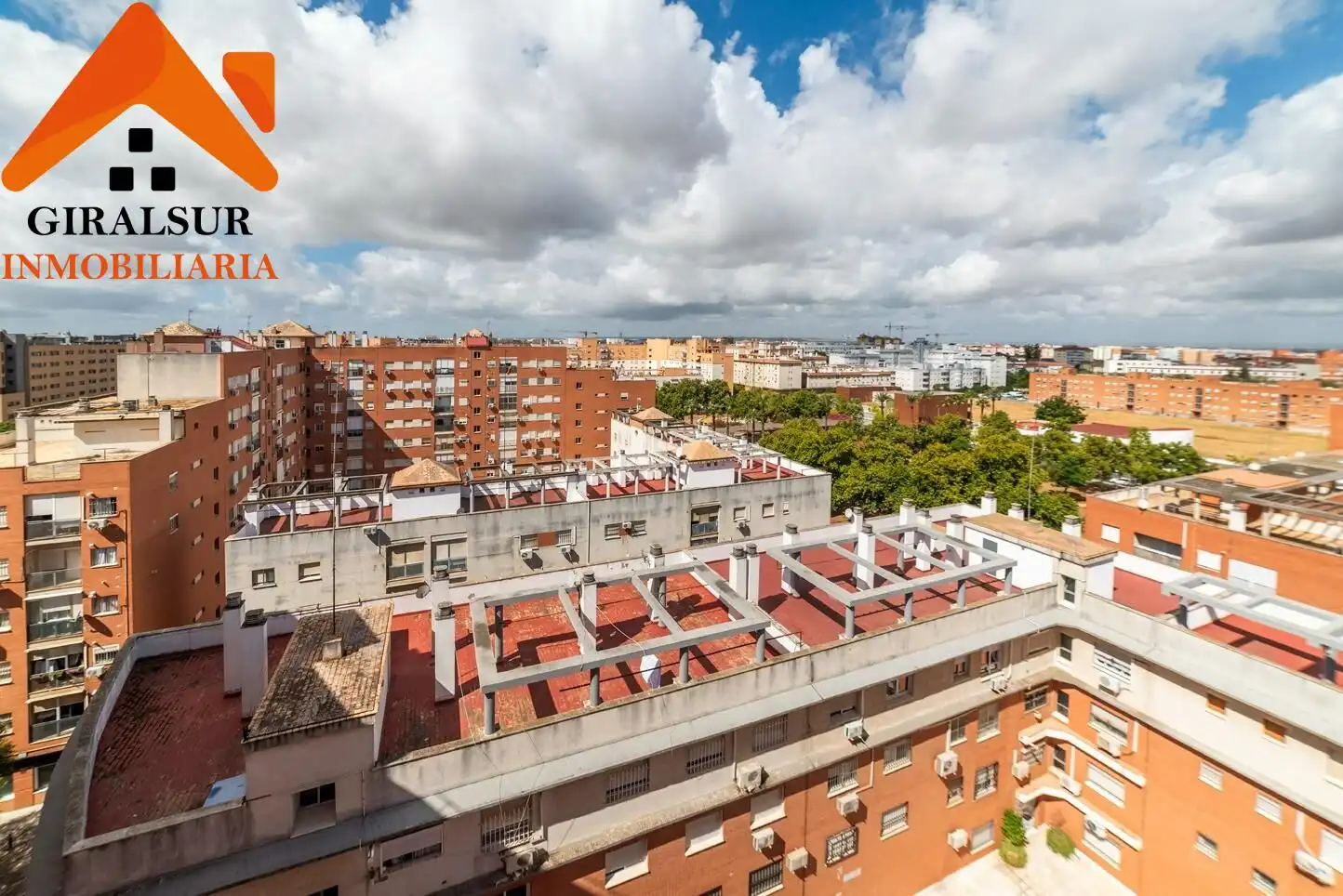 Vista exterior de Pis en venda en Sevilla amb Aire condicionat i Terrassa