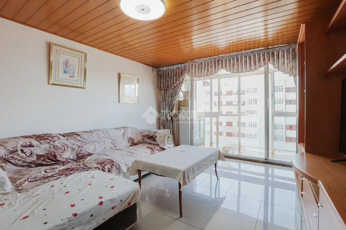 Sala d'estar de Pis en venda en L'Hospitalet de Llobregat amb Balcó