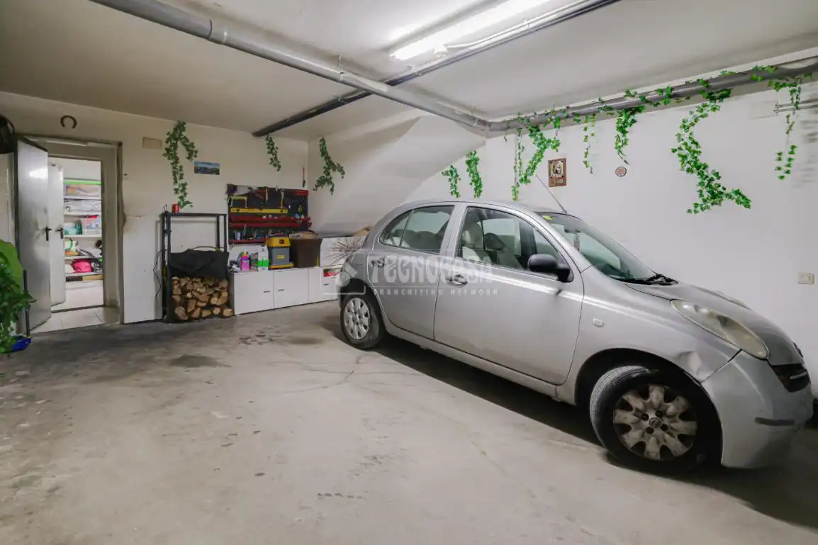 Parkplatz von Einfamilien-Reihenhaus zum Verkauf in Terrassa mit Klimaanlage, Heizung und Terrasse
