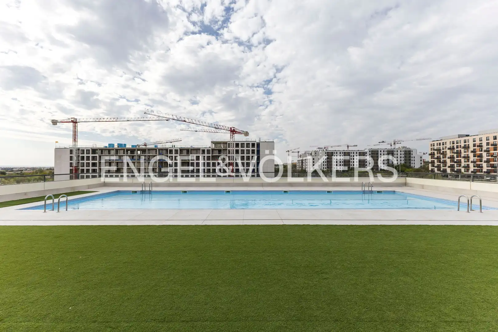 Swimming pool of Flat for rent in Madrid  with Air Conditioner, Heating and Terrace