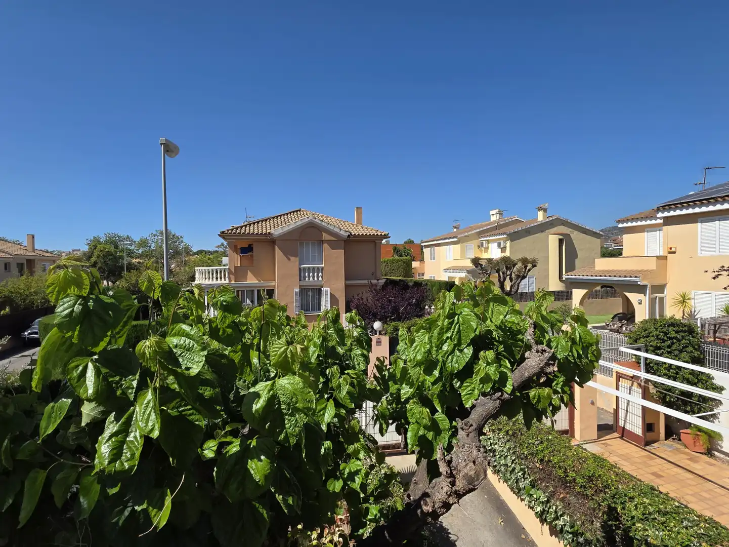 Vista exterior de Casa adosada en venda en Benicasim / Benicàssim amb Calefacció, Jardí privat i Terrassa