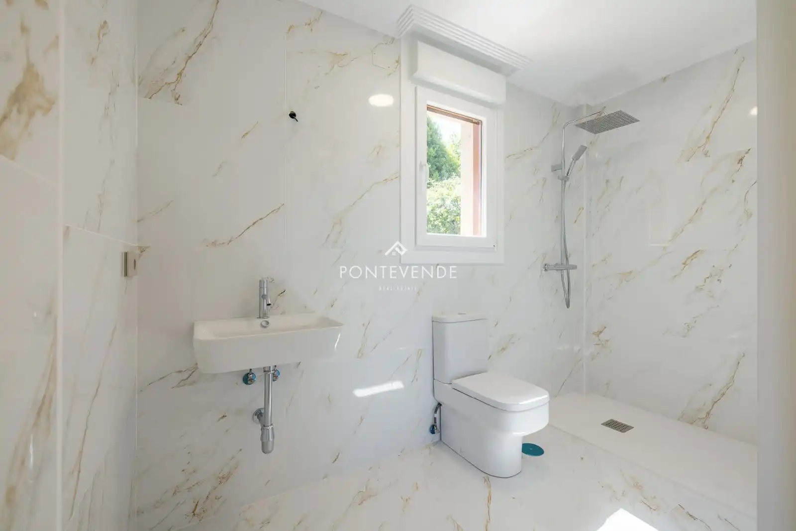 Bathroom of Houses for sale in Sanxenxo  with Private garden, Parquet flooring and Terrace