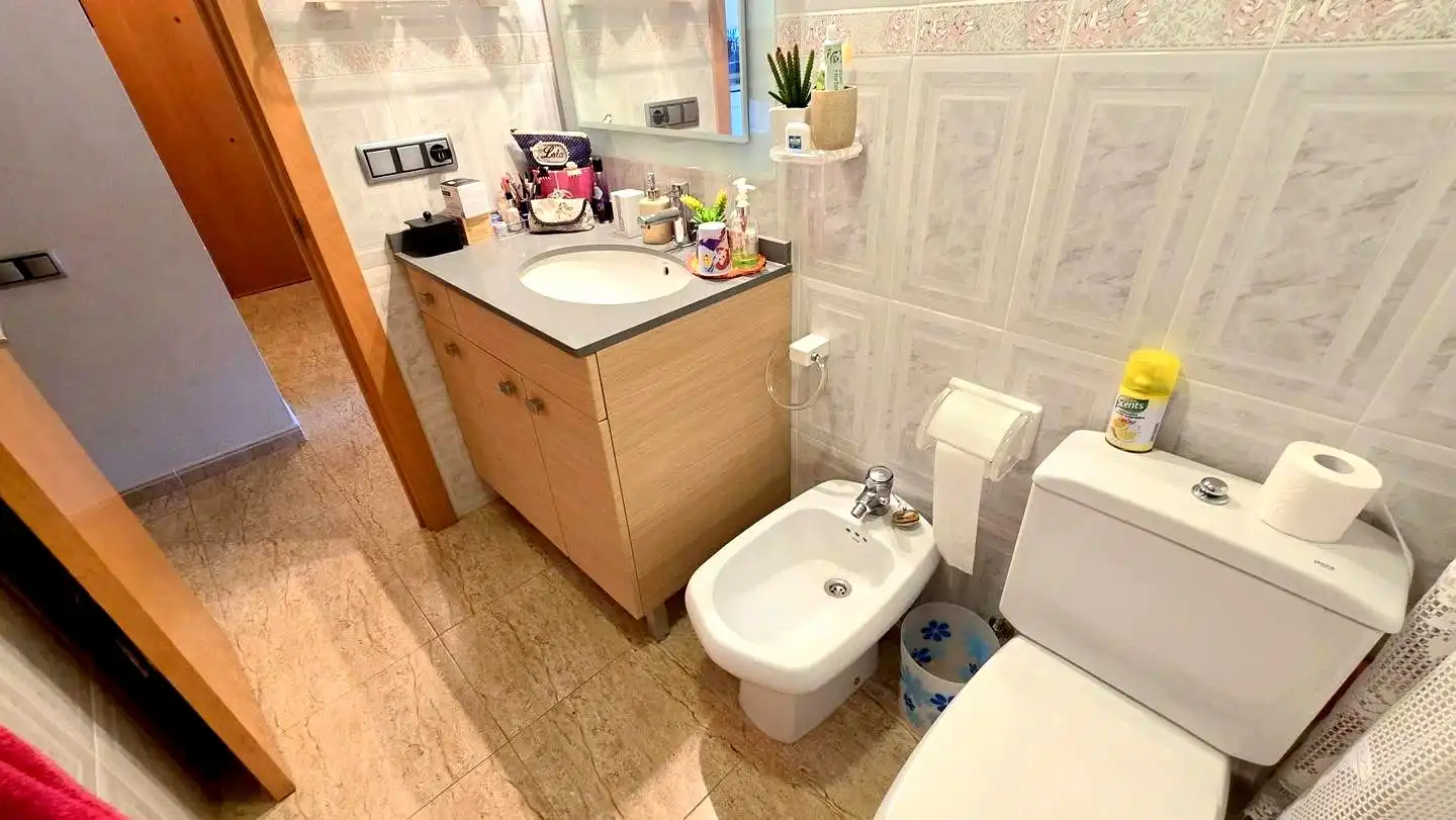 Badezimmer von Wohnungen zur Miete in Gandia mit Terrasse und Möbliert