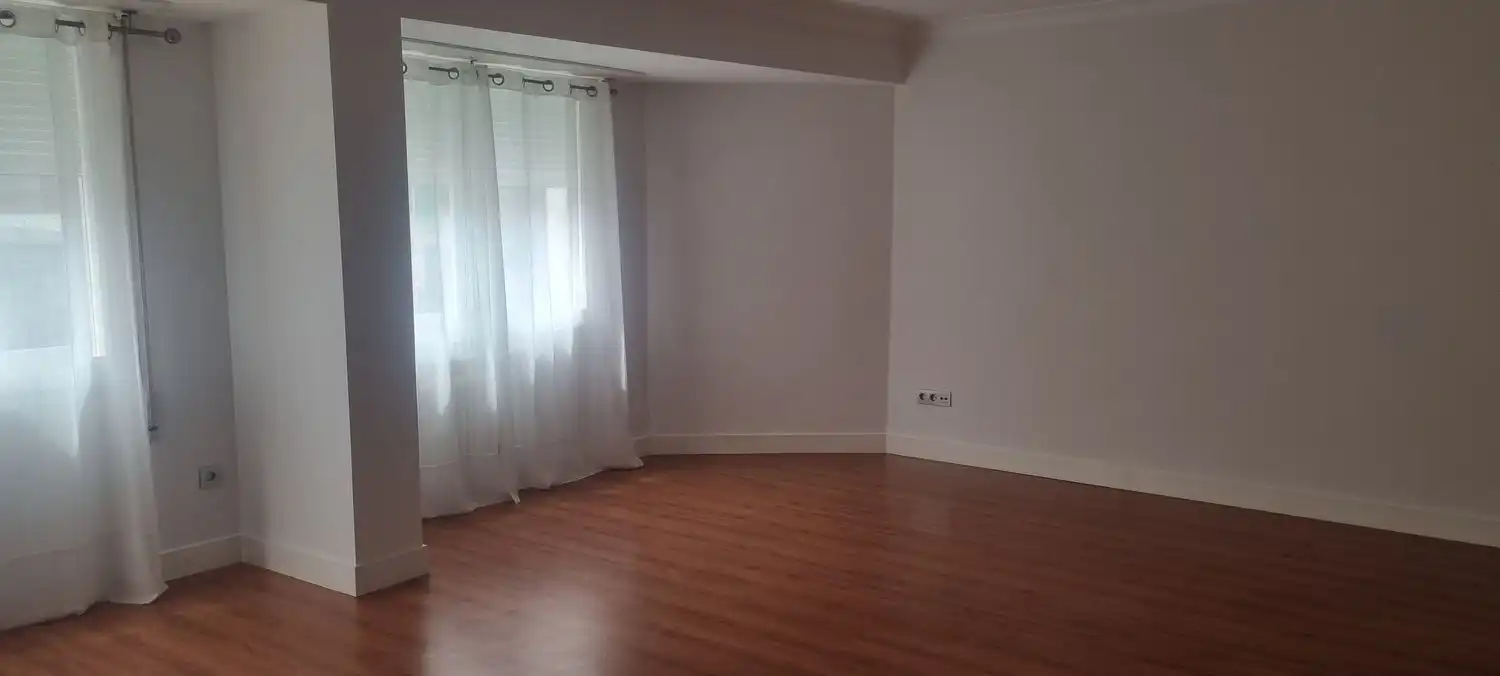Sala d'estar de Pis de lloguer en Vigo  amb Aire condicionat, Calefacció i Parquet