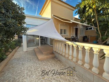 Casa aparellada amb jardí en venda a Calle Calle Foque