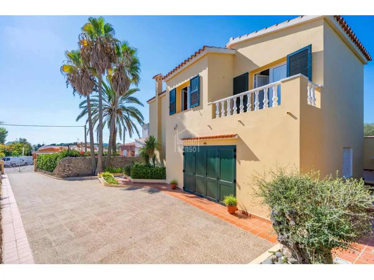 Vista exterior de Casa o xalet en venda en Es Castell amb Calefacció, Jardí privat i Terrassa