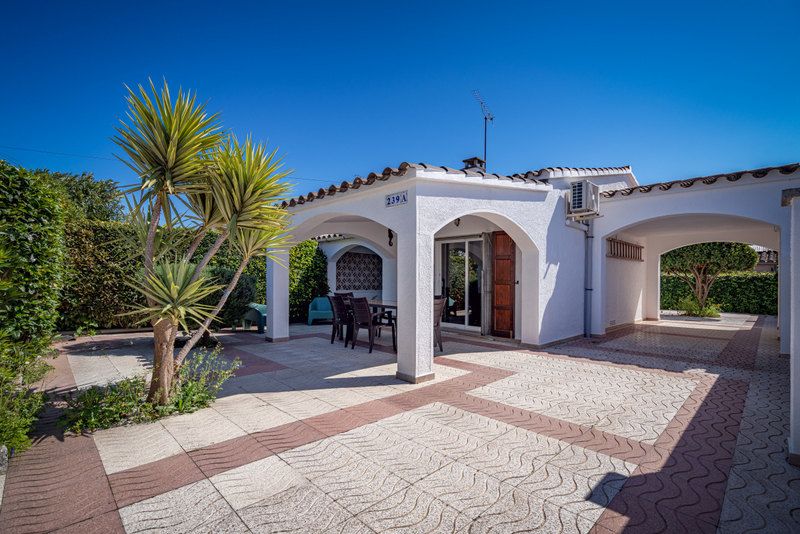 Garden of House or chalet for sale in Empuriabrava  with Air Conditioner, Heating and Private garden