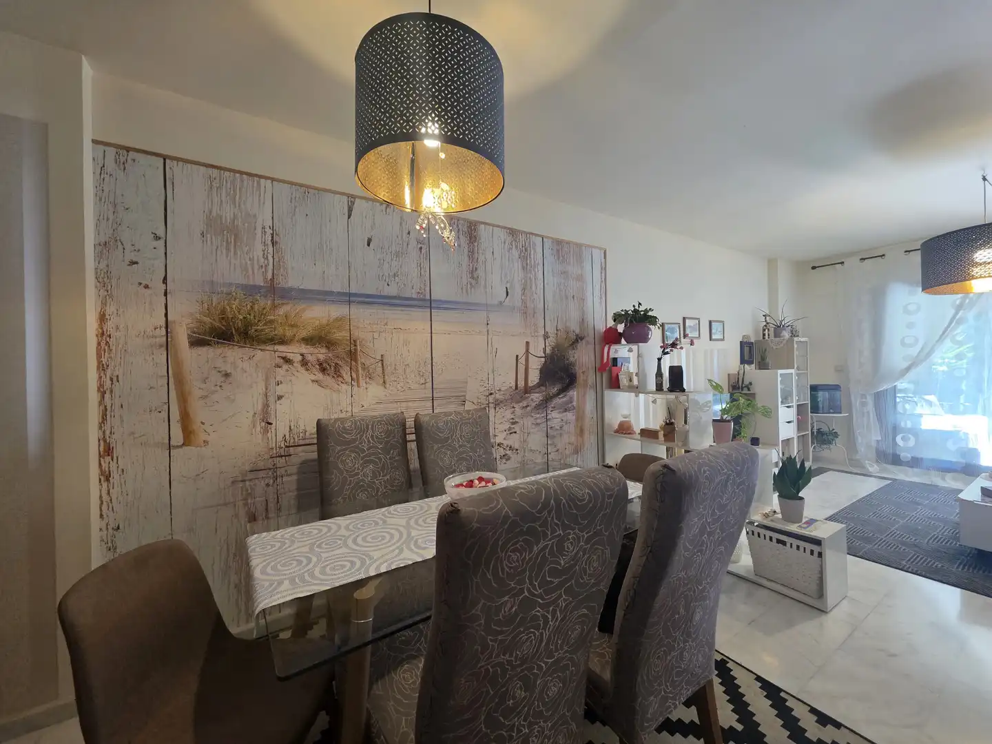 Esszimmer von Erdgeschoss zum Verkauf in La Alcaidesa mit Klimaanlage, Privatgarten und Terrasse
