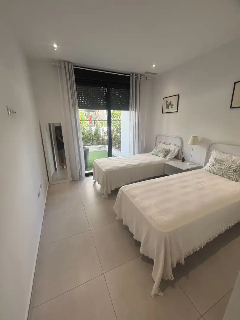 Dormitori de Casa adosada en venda en Estepona amb Aire condicionat, Calefacció i Jardí privat
