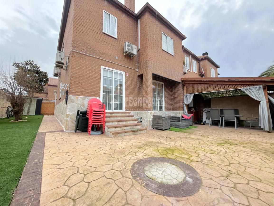 Garden of Single-family semi-detached for sale in Arroyomolinos (Madrid)  with Air Conditioner, Heating and Private garden