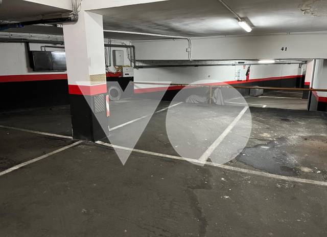 Garaje en Venta en De Tribaldos en Canillas