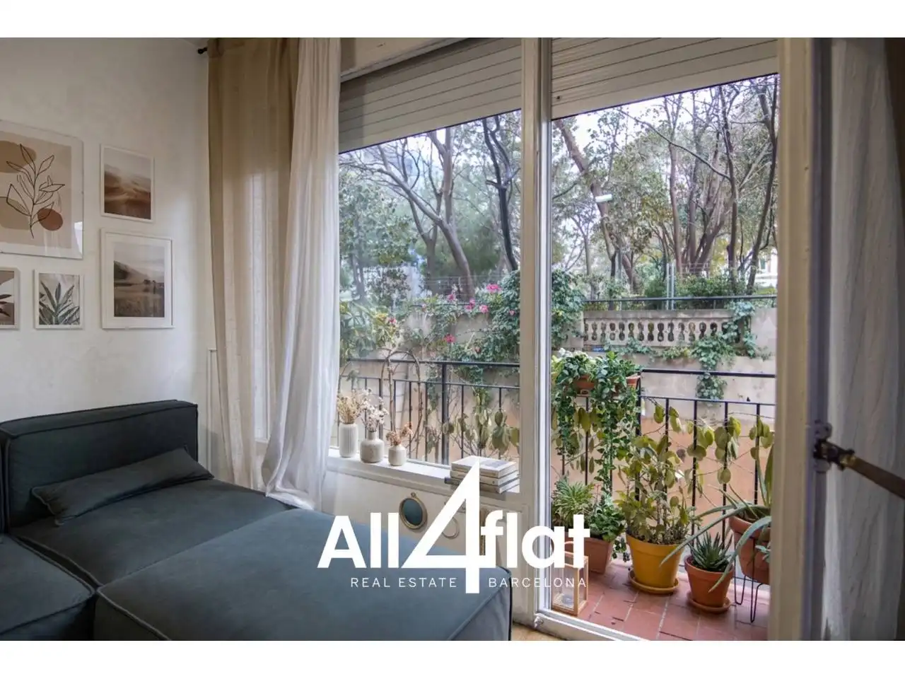 Exterior view of Apartments for sale in Barcelona  with Heating, Furnished and Balcony