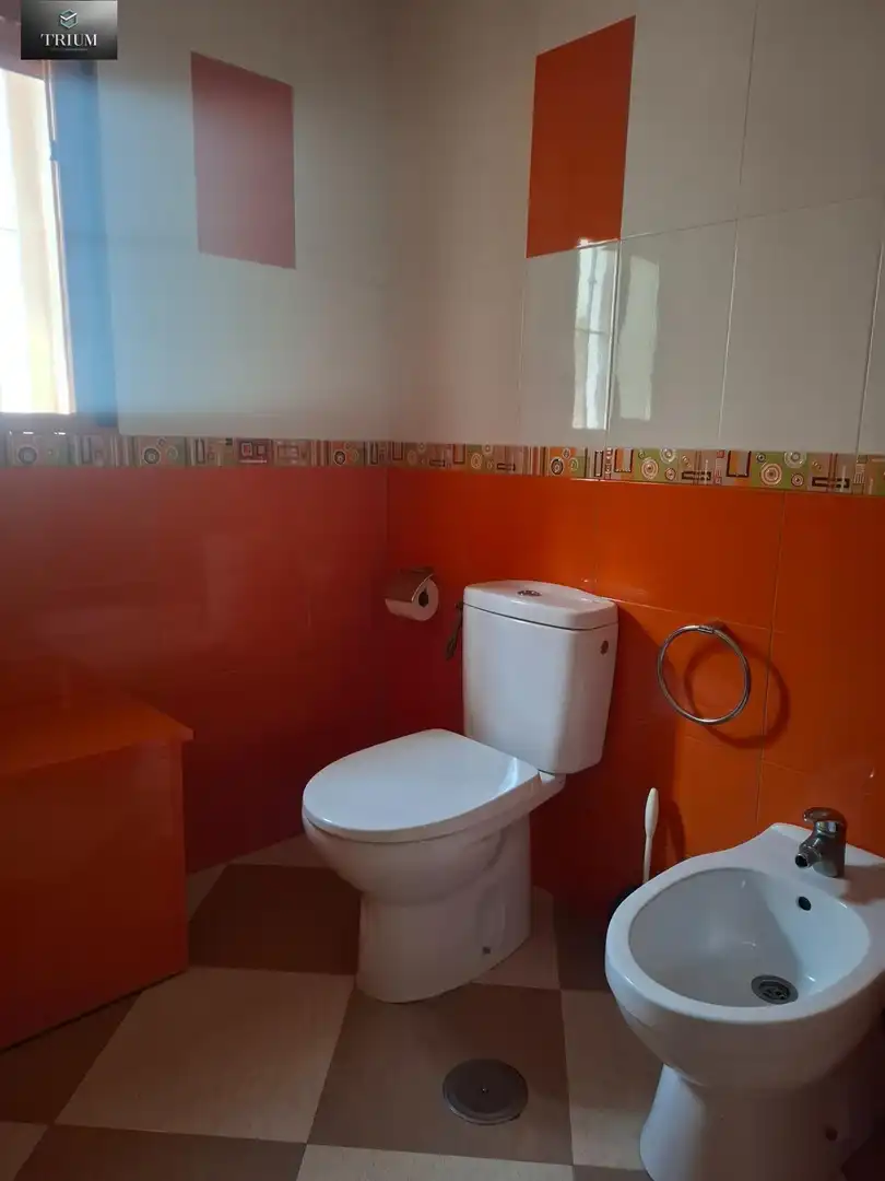 Badezimmer von Einfamilien-Reihenhaus zum Verkauf in Pinos Puente mit Klimaanlage