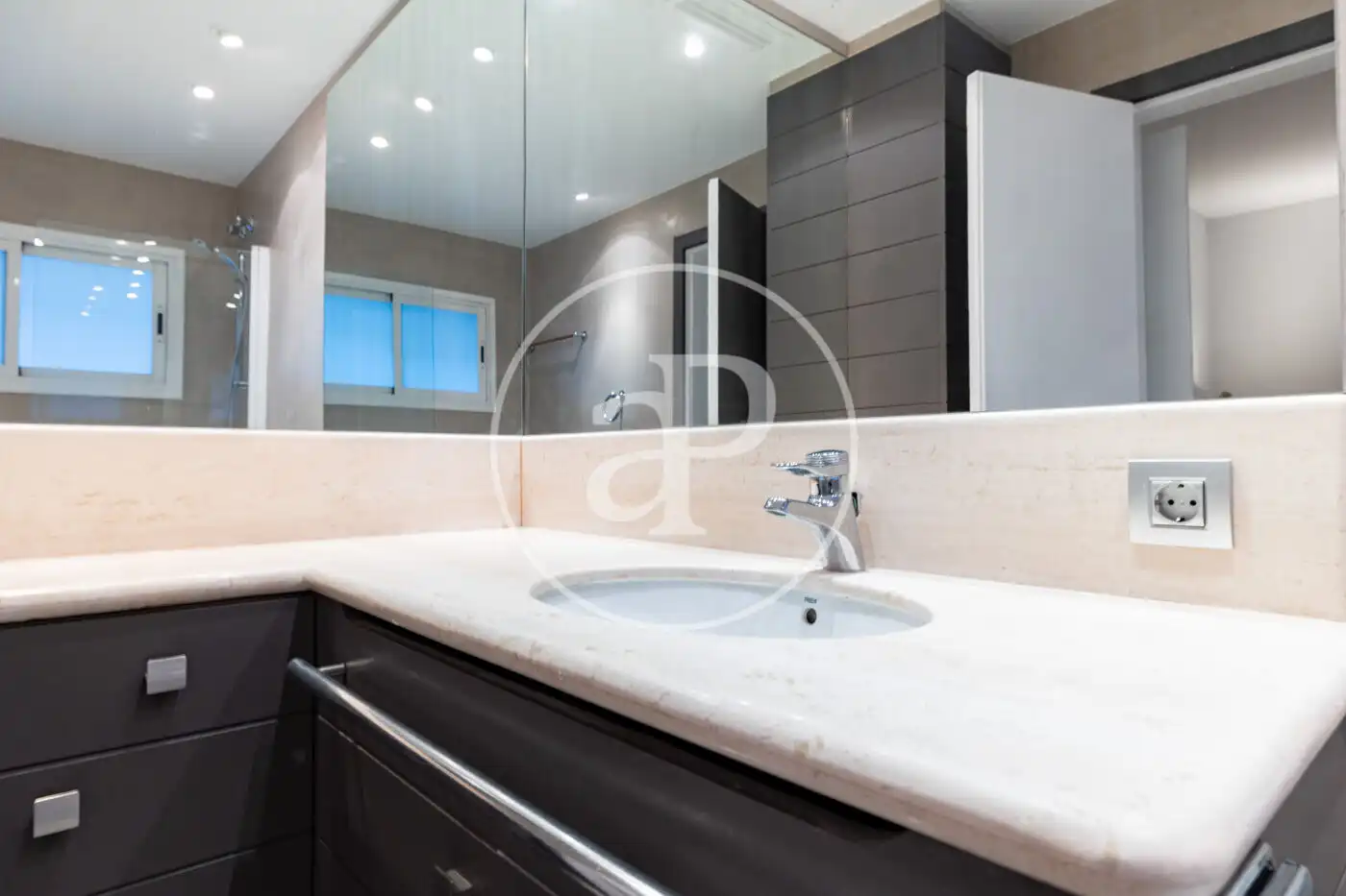 Bathroom of Flat for rent in Barcelona  with Air Conditioner, Heating and Terrace