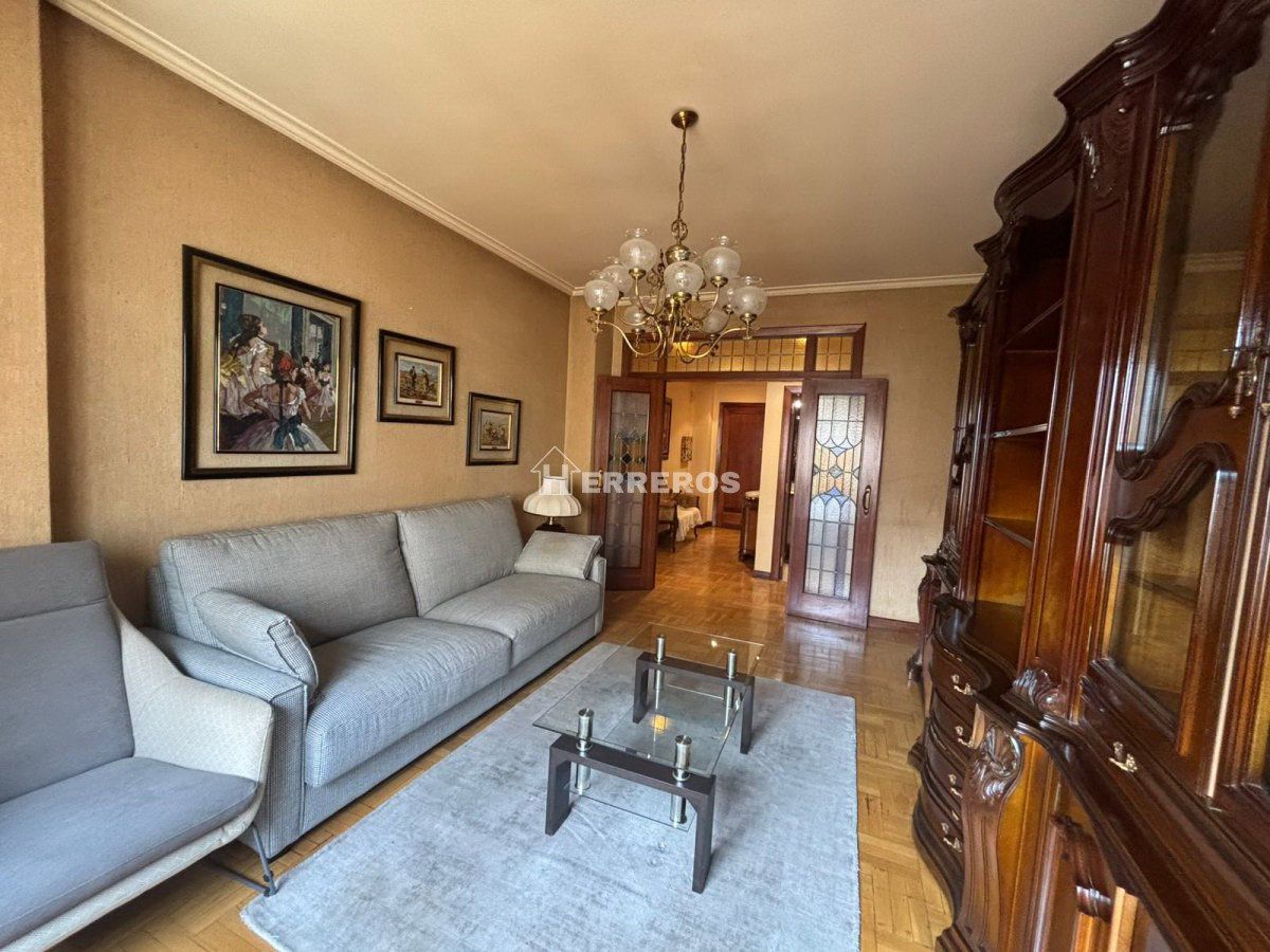 Sala d'estar de Pis en venda en  Logroño amb Calefacció, Parquet i Moblat