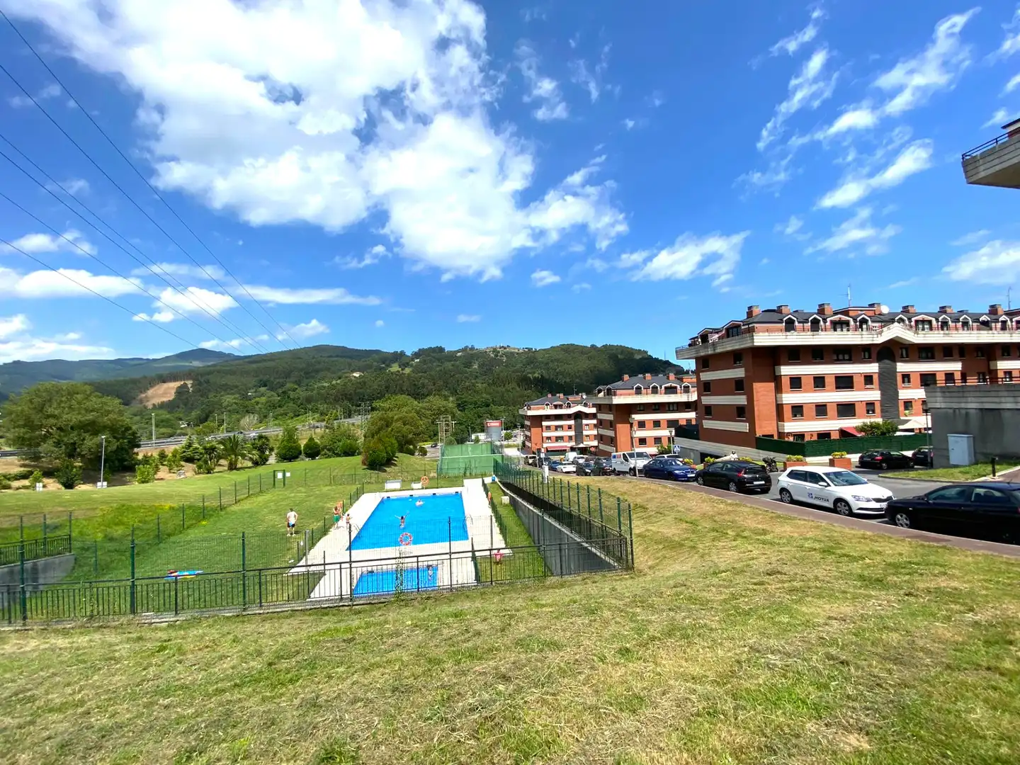 Piscina de Planta baixa en venda en Castro-Urdiales amb Calefacció, Parquet i Terrassa