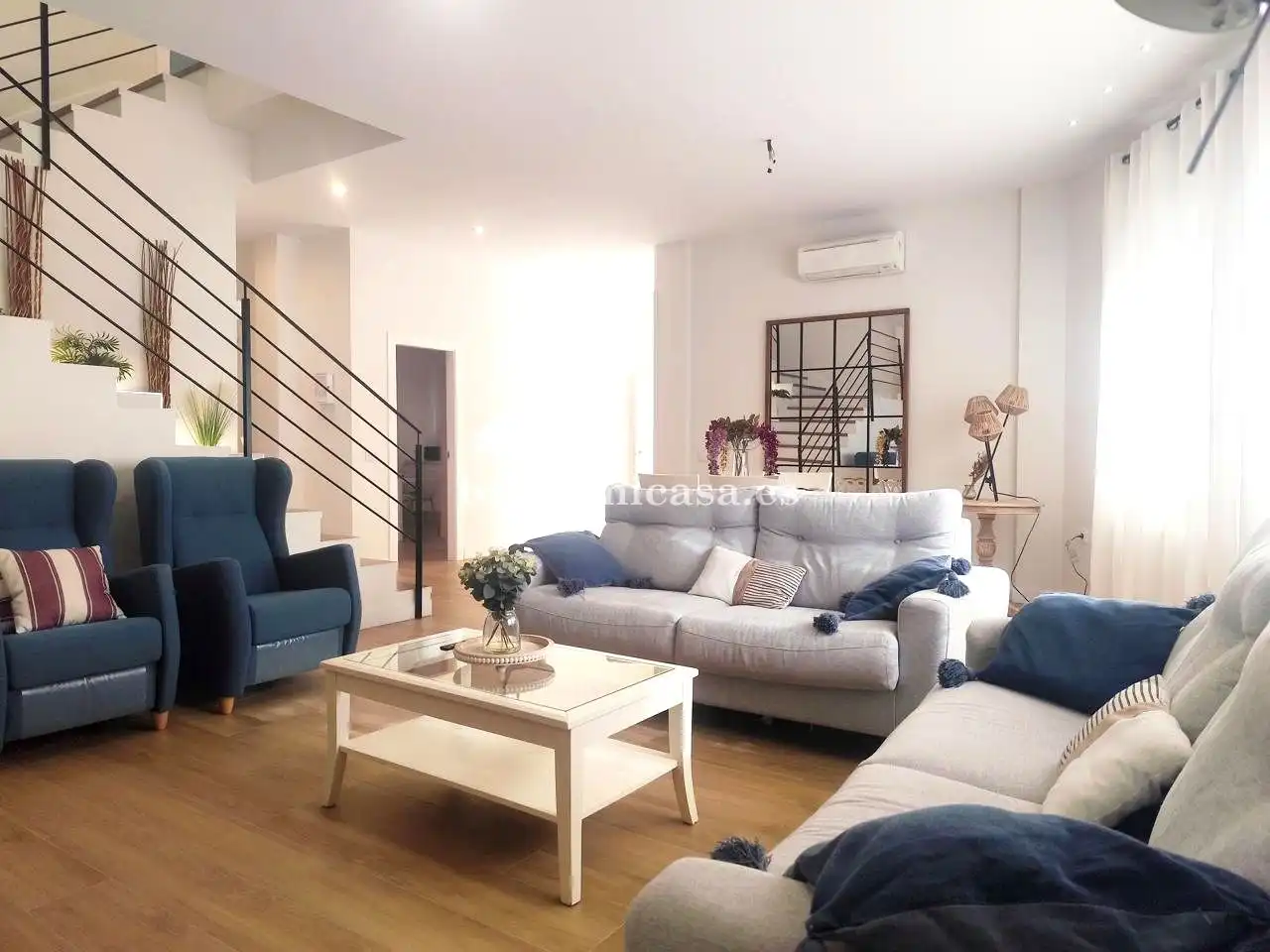 Sala d'estar de Casa adosada en venda en Fuerte del Rey amb Aire condicionat, Calefacció i Jardí privat
