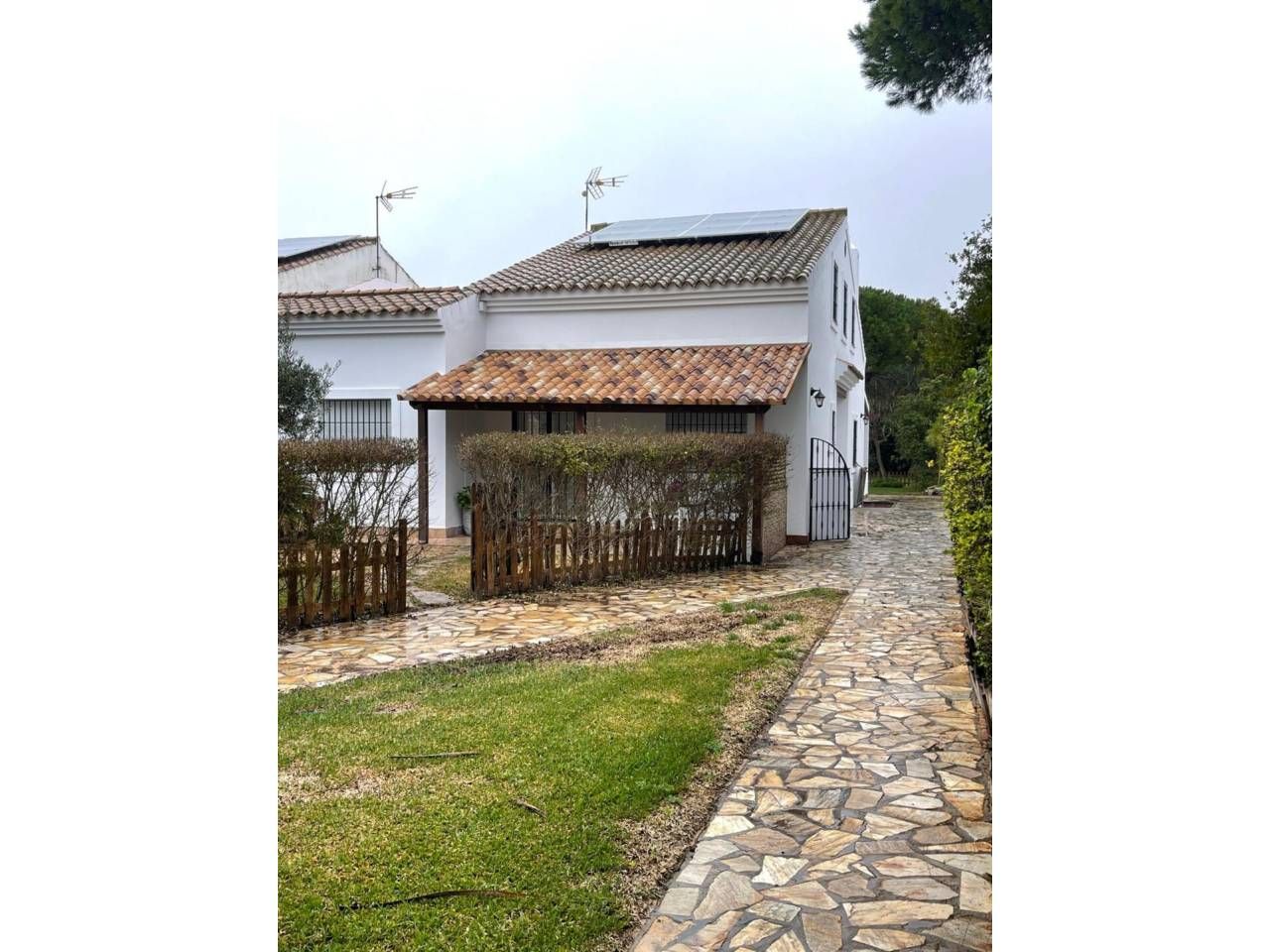 Vista exterior de Casa o xalet de lloguer en Chiclana de la Frontera amb Aire condicionat, Jardí privat i Moblat