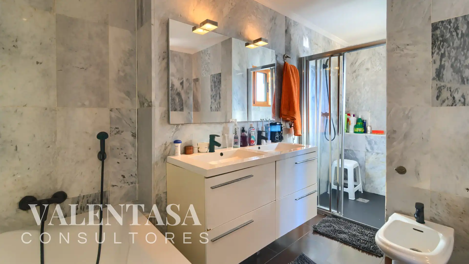 Bathroom of Houses for sale in L'Eliana  with Air Conditioner, Heating and Private garden