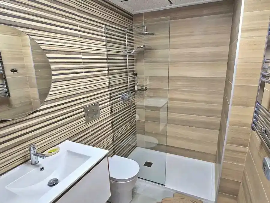 Badezimmer von Wohnungen zur Miete in Torrevieja mit Klimaanlage, Schwimmbad und Balkon