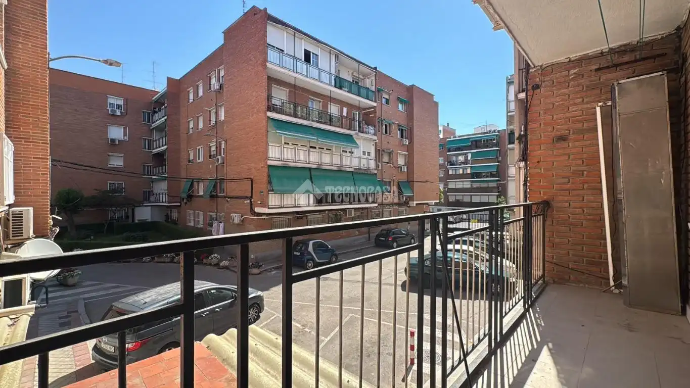Vista exterior de Piso en venta en Madrid con Terraza y Balcón