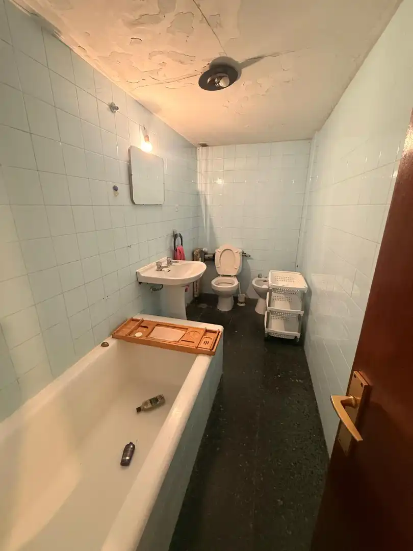 Bany de Pis en venda en Oviedo  amb Calefacció
