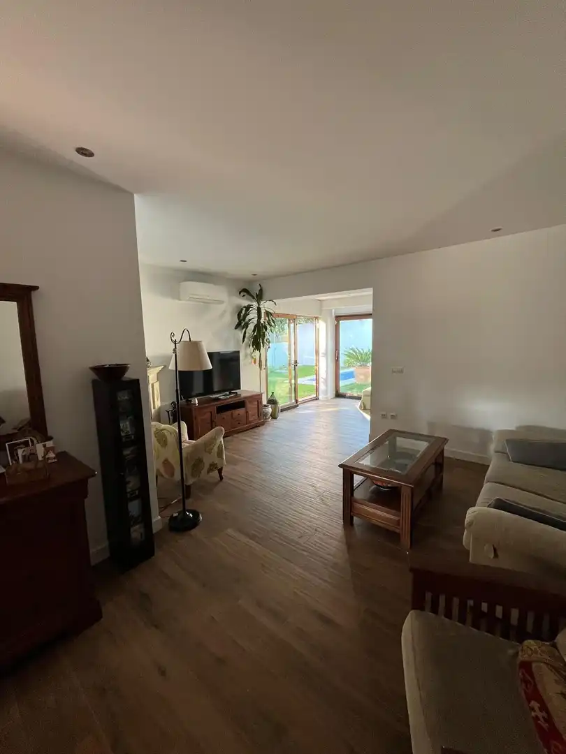 Sala d'estar de Casa adosada en venda en El Puerto de Santa María amb Aire condicionat, Jardí privat i Parquet