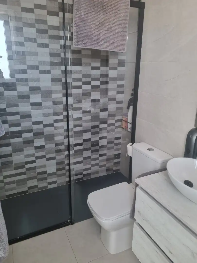 Baño de Casa adosada de alquiler en San Fernando con Aire acondicionado, Calefacción y Jardín privado