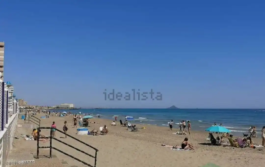 Vista exterior de Apartament en venda en La Manga del Mar Menor amb Aire condicionat, Jardí privat i Moblat