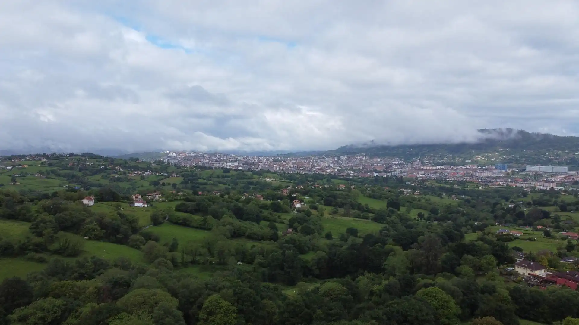 Vista exterior de Casa o xalet en venda en Oviedo  amb Jardí privat, Terrassa i Balcó