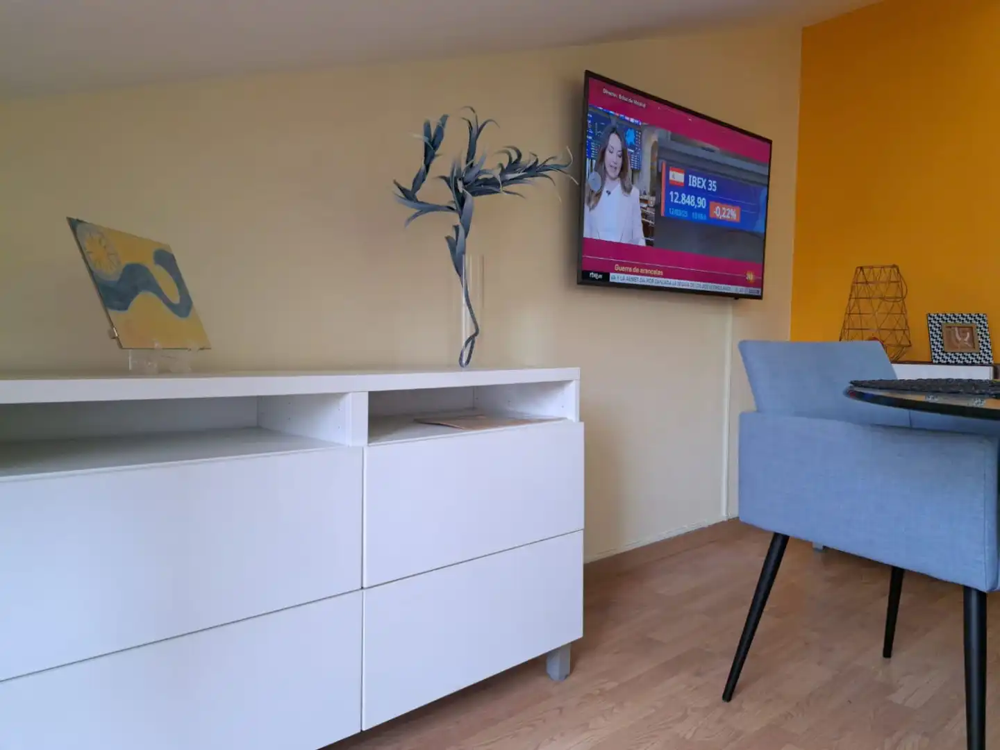Wohnzimmer von Wohnungen zur Miete in Gijón  mit Heizung, Parkett und Balkon