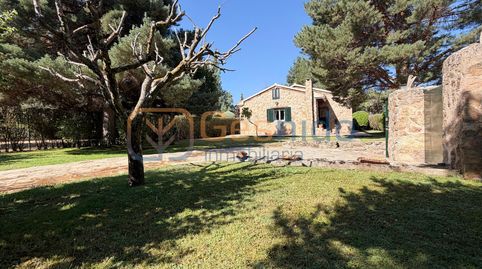 CHALET DE PIEDRA EN ALDEALENGUA DE PEDRAZA SEGOVIA CON TRES HABITACIONES, ESPECTACULAR JARDÍN, BARBACOA, GARAJE Y LEÑERA, Bild 2