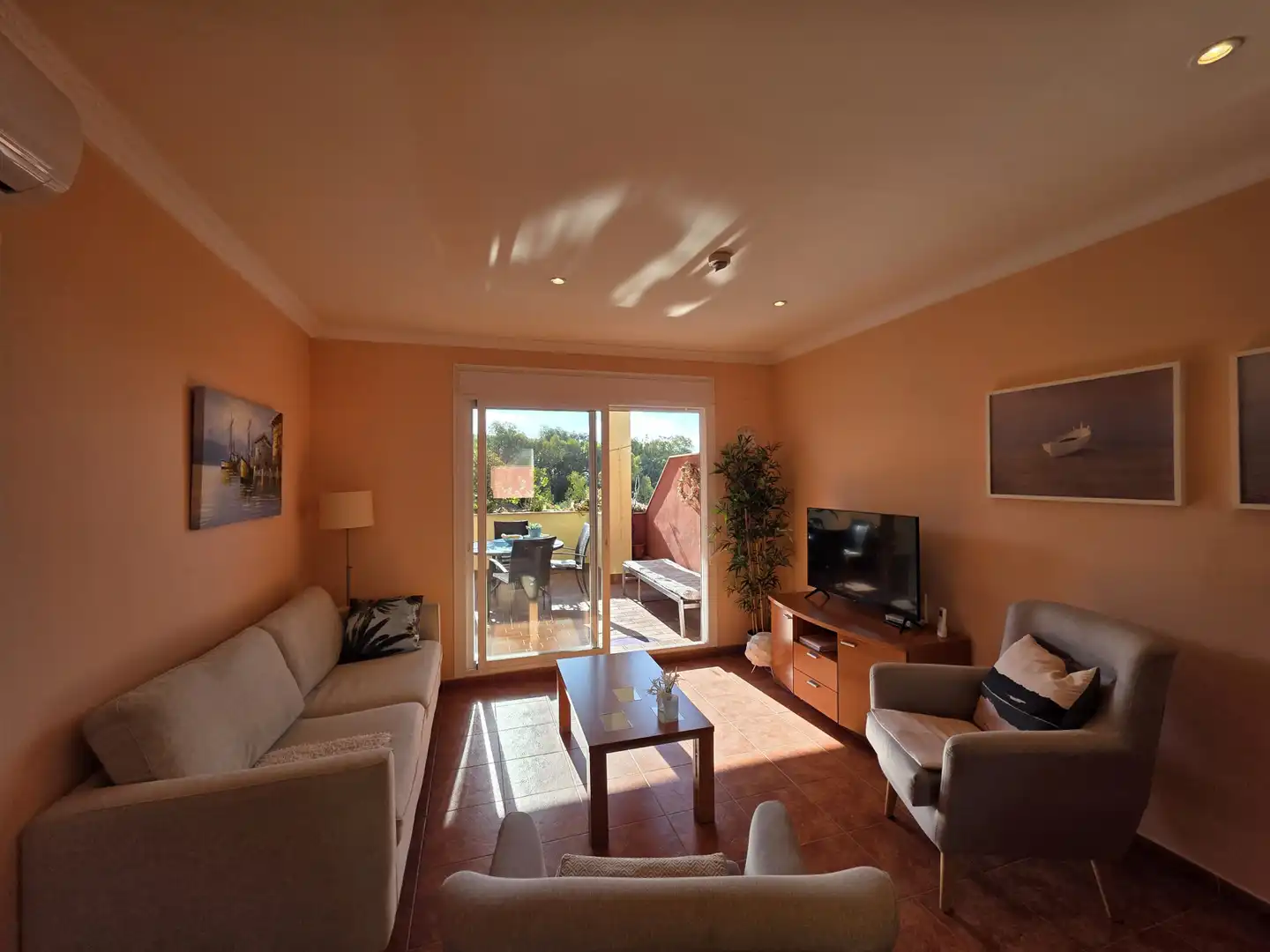 Wohnzimmer von Wohnungen zum Verkauf in La Línea de la Concepción mit Klimaanlage, Terrasse und Schwimmbad