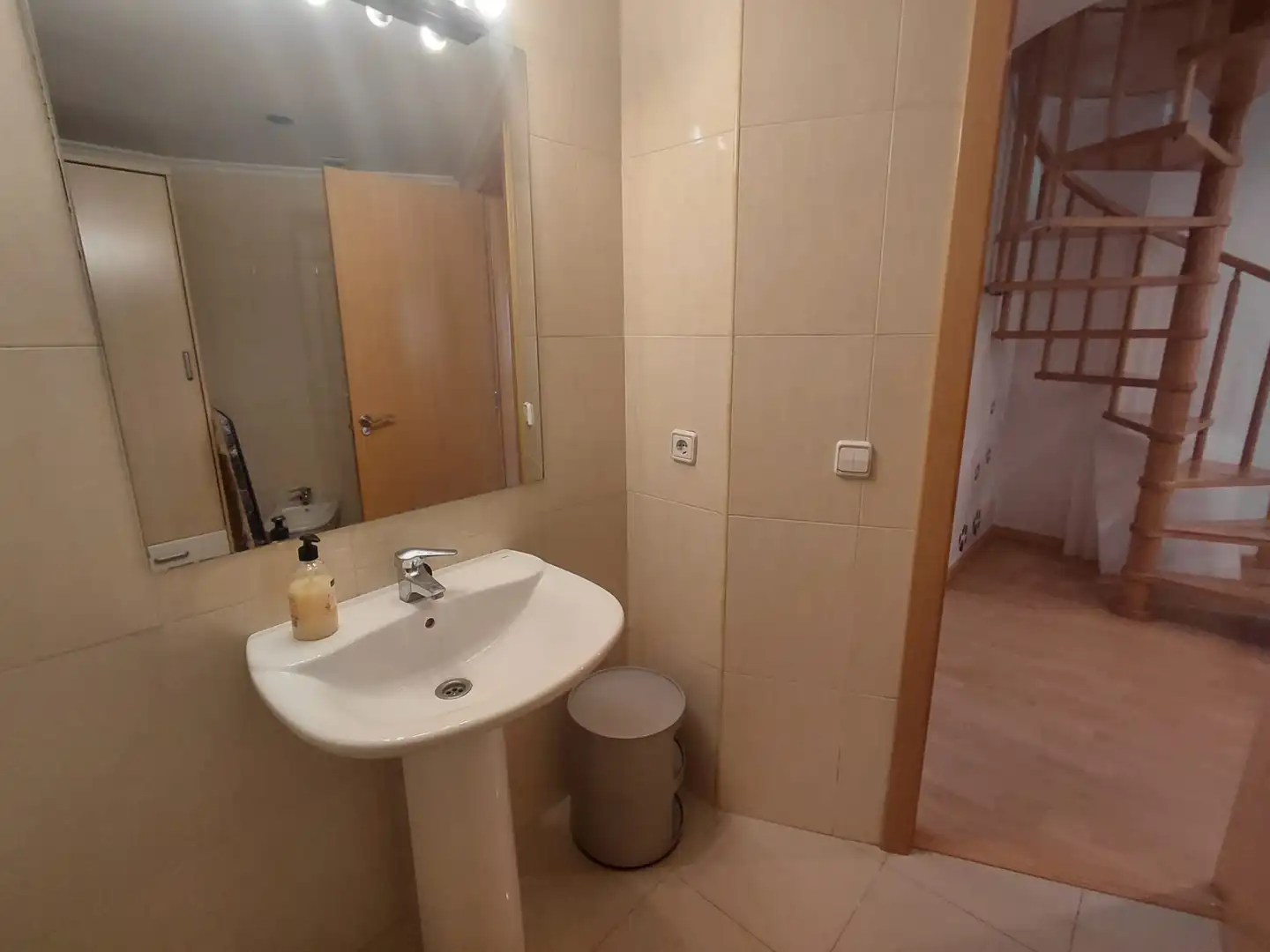 Bany de Pis de lloguer en Girona amb Aire condicionat, Calefacció i Balcó