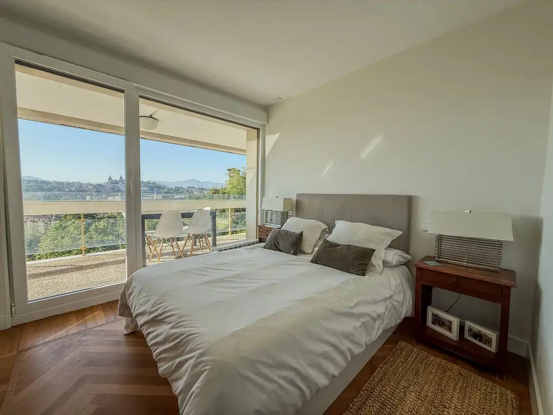 Schlafzimmer von Wohnung zur Miete in Donostia - San Sebastián  mit Heizung, Privatgarten und Terrasse