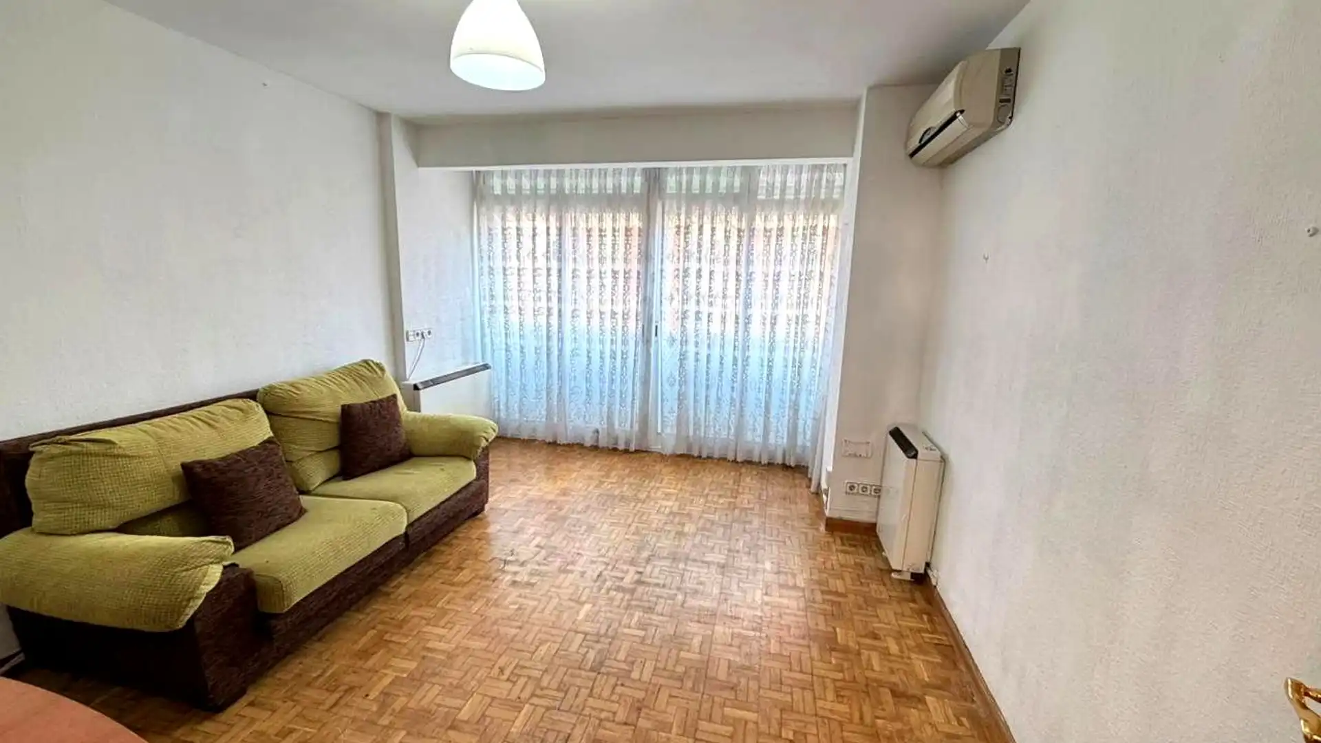 Living room of Flat for sale in Alcorcón  with Air Conditioner, Heating and Parquet flooring