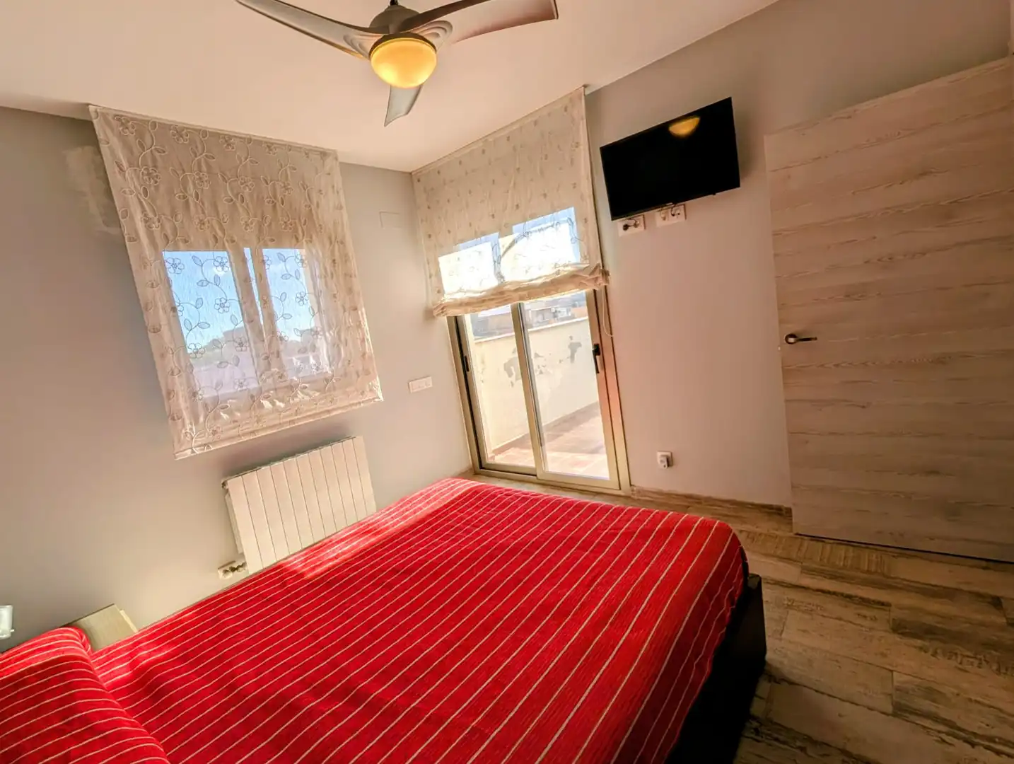 Habitación de Casa adosada en venta en Badalona con Parquet, Terraza y Trastero