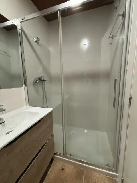 Baño de Piso de alquiler en  Pamplona / Iruña con Calefacción, Parquet y Amueblado